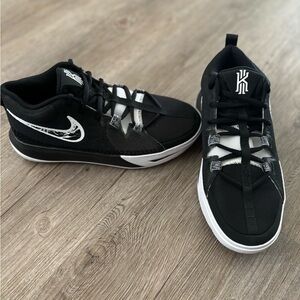 Nike Kyrie FlyTrap Boys Tennis Shoe Y5